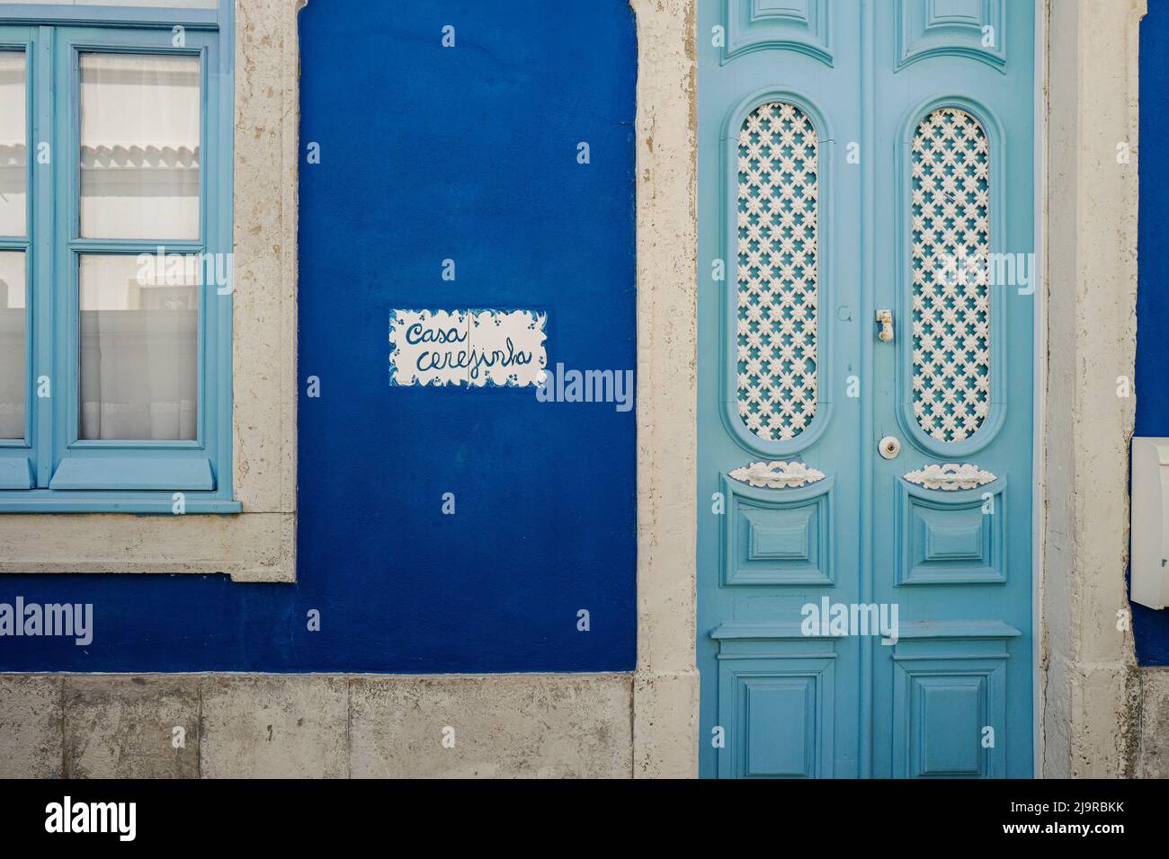 OLHAO, PORTUGAL - peinture bleue sur une maison de pêcheur Banque D'Images