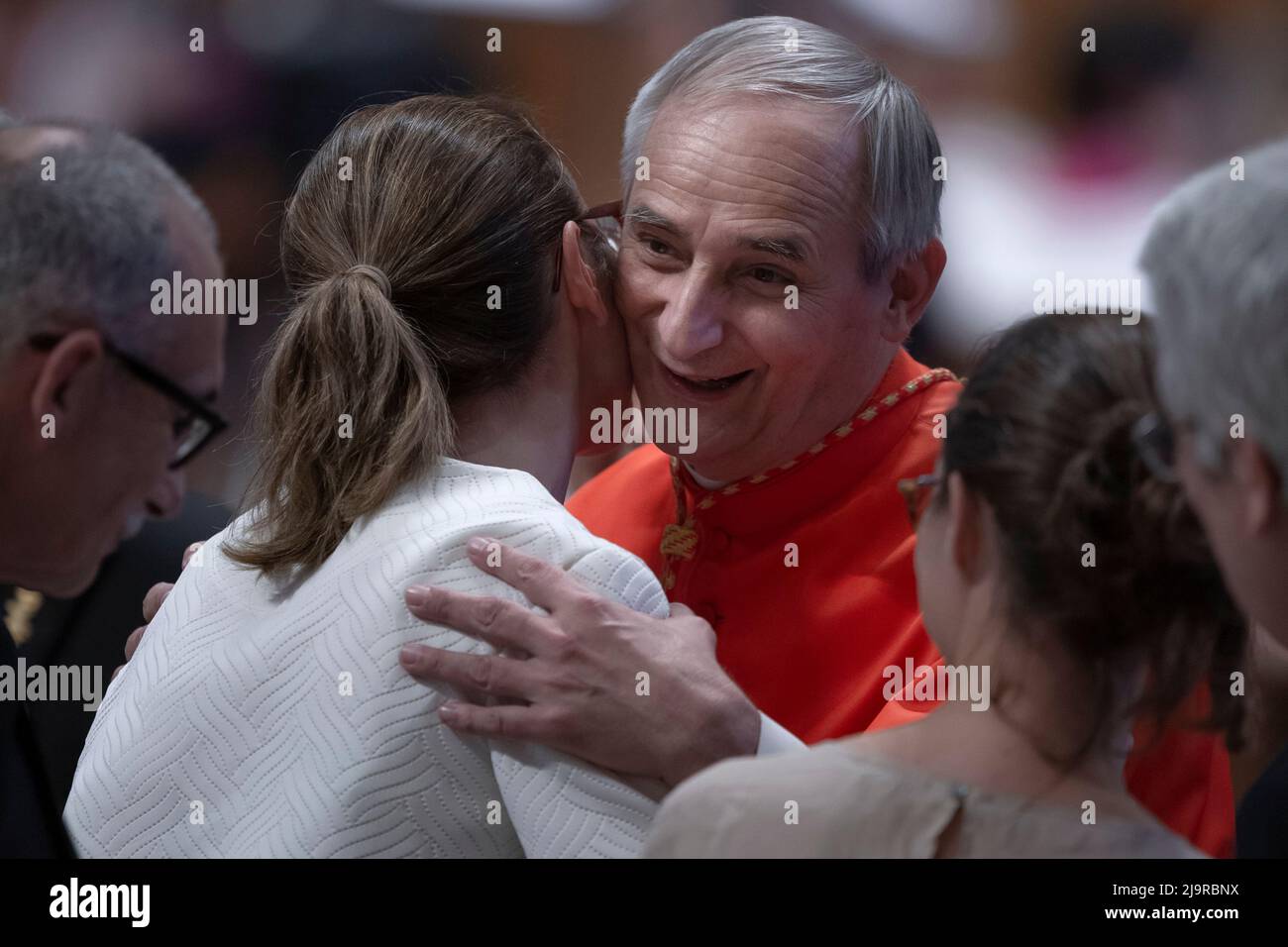 Vatican, Vatican. 24 mai 2022. Le cardinal Matteo Maria Zuppi est le nouveau président de la CEI (Conférence épiscopale italienne). Le cardinal Matteo Maria Zuppi, nouvellement élu, est félicité pendant le Consistoire pour la création de nouveaux cardinaux à la basilique Saint-Pierre le 05 octobre 2019. Crédit: Maria Grazia Picciarella/Alay Live News Banque D'Images