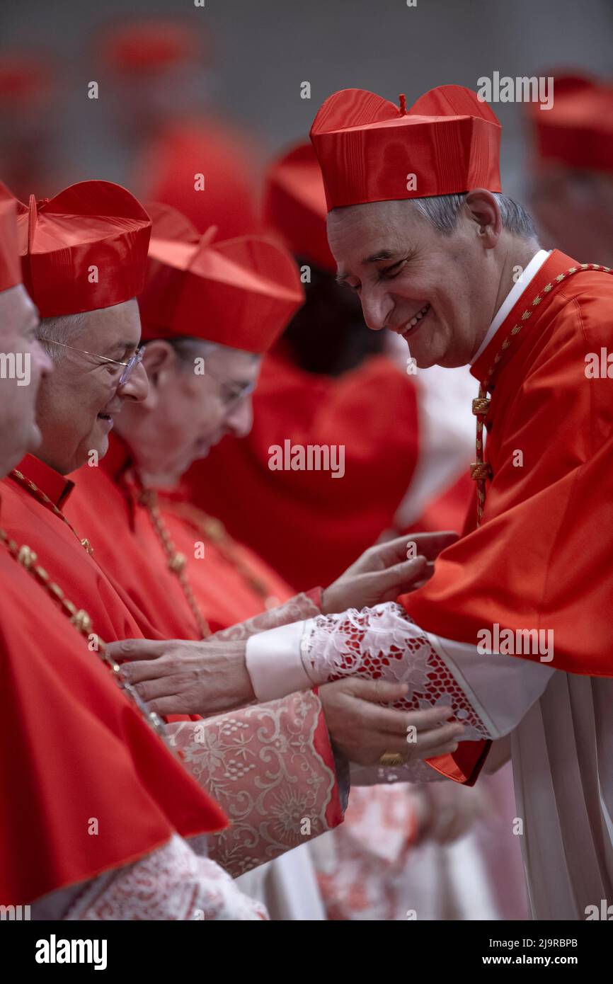 Vatican, Vatican. 24 mai 2022. Le cardinal Matteo Maria Zuppi est le nouveau président de la CEI (Conférence épiscopale italienne). Le cardinal Matteo Maria Zuppi, nouvellement élu, est félicité par les cardinaux pendant le Consistoire pour la création de nouveaux cardinaux à la basilique Saint-Pierre le 05 octobre 2019. Crédit: Maria Grazia Picciarella/Alay Live News Banque D'Images