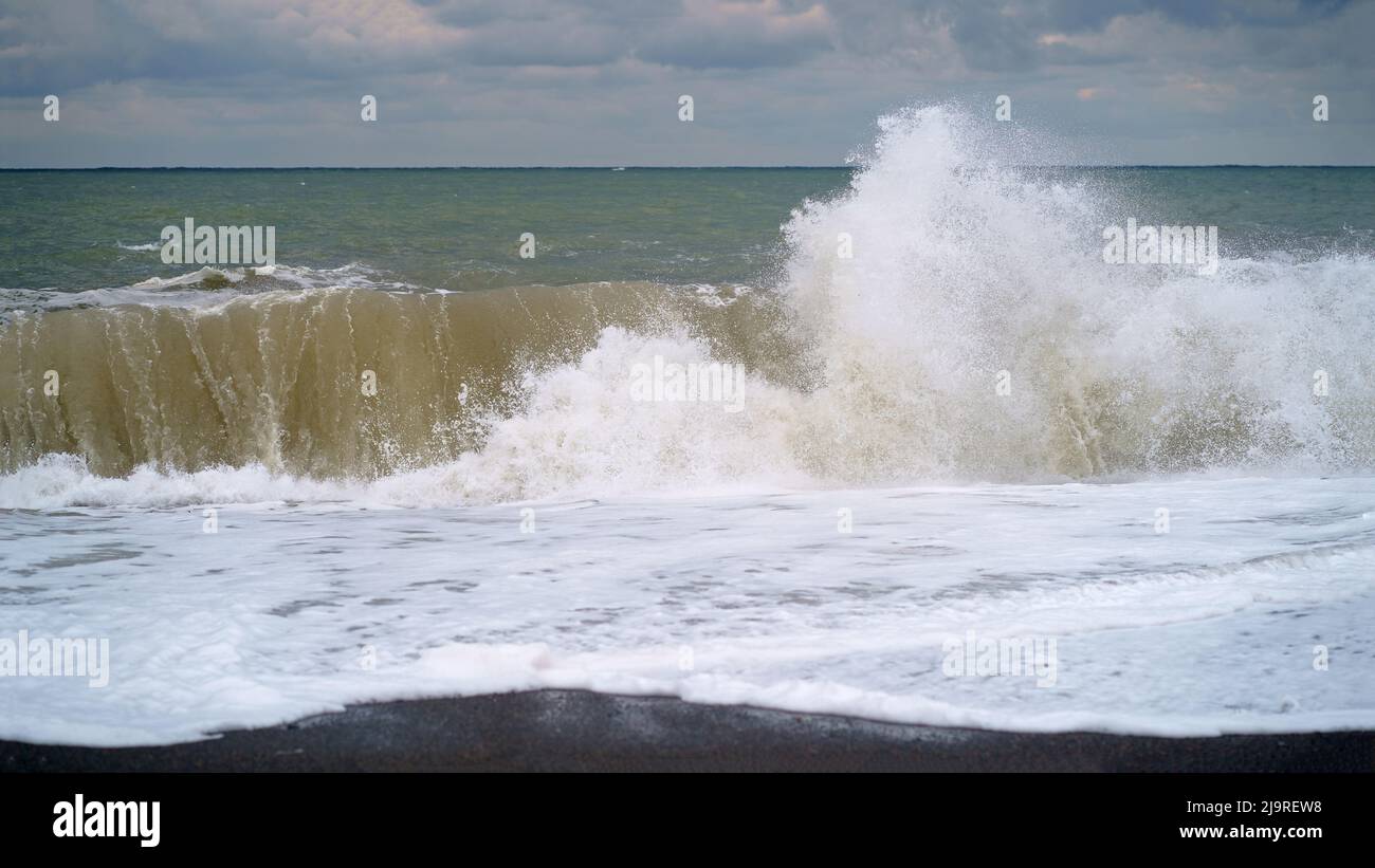 Grande vague de mer mousseuse blanche. La mer est orageux. Côte de la mer Noire de la tempête froide Banque D'Images
