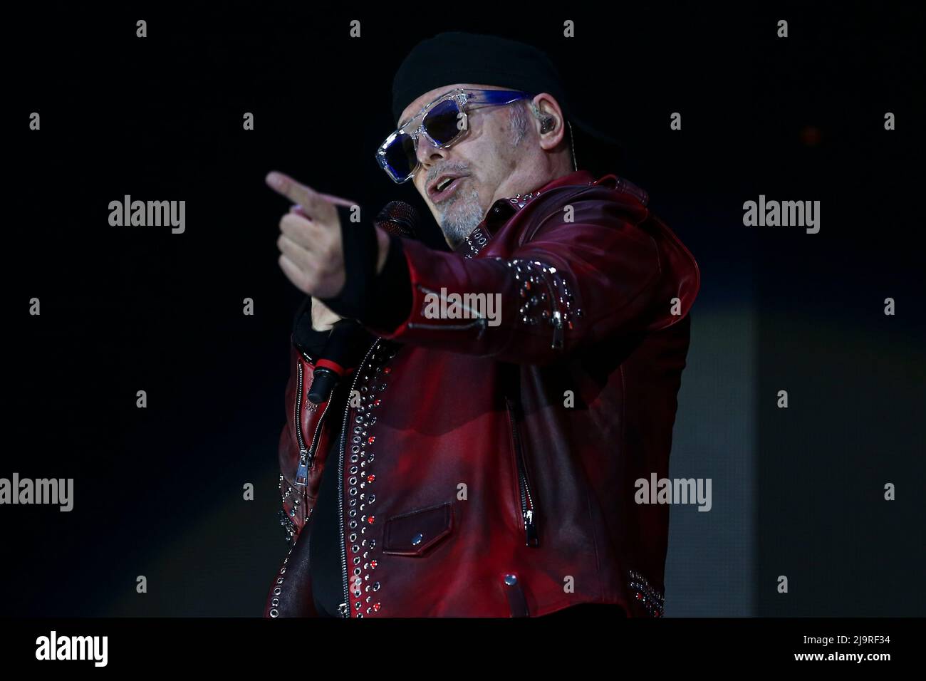 MILAN, ITALIE - 24 MAI 2022. Vasco Rossi en direct sur scène pour sa tournée 'Vasco live 2022' le 24 mai 2022 à Ippodromo Snai la Maura crédit: Massimiliano Ferraro/Medialys Images/Alay Live News Banque D'Images