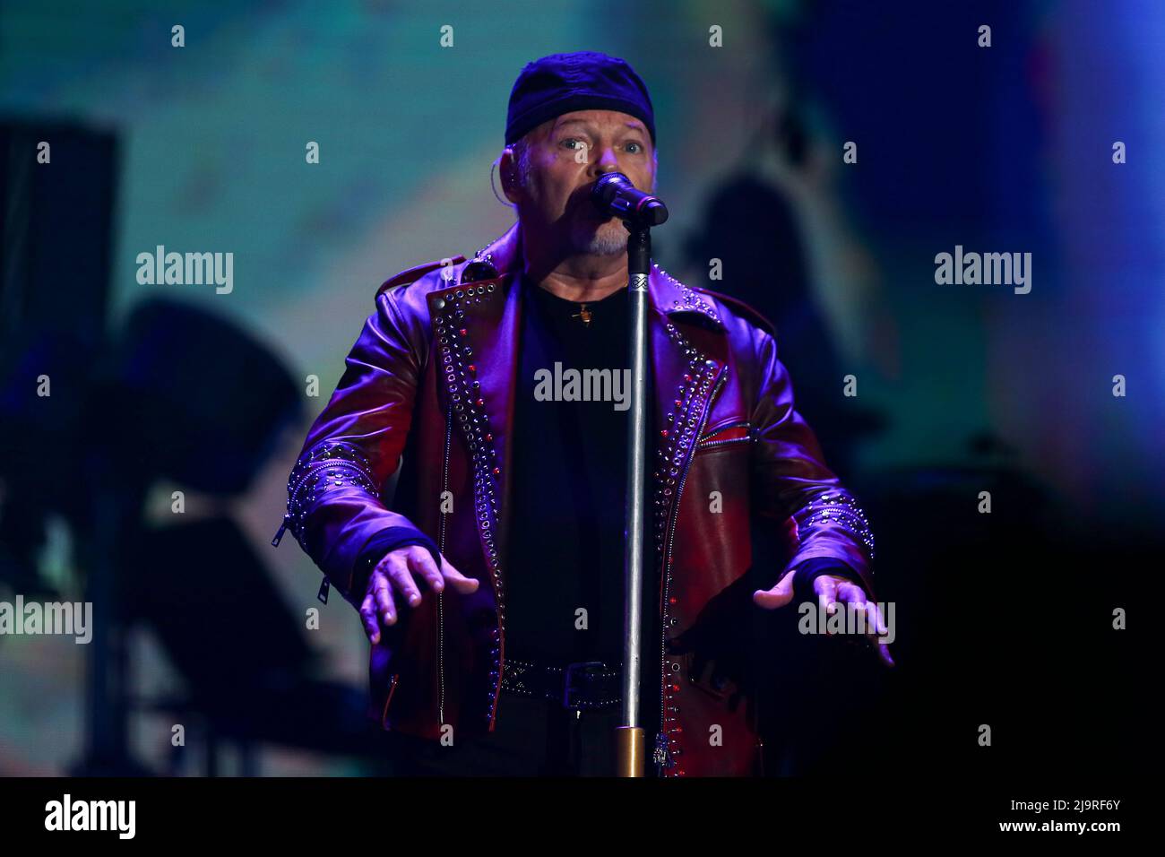 MILAN, ITALIE - 24 MAI 2022. Vasco Rossi en direct sur scène pour sa tournée 'Vasco live 2022' le 24 mai 2022 à Ippodromo Snai la Maura crédit: Massimiliano Ferraro/Medialys Images/Alay Live News Banque D'Images