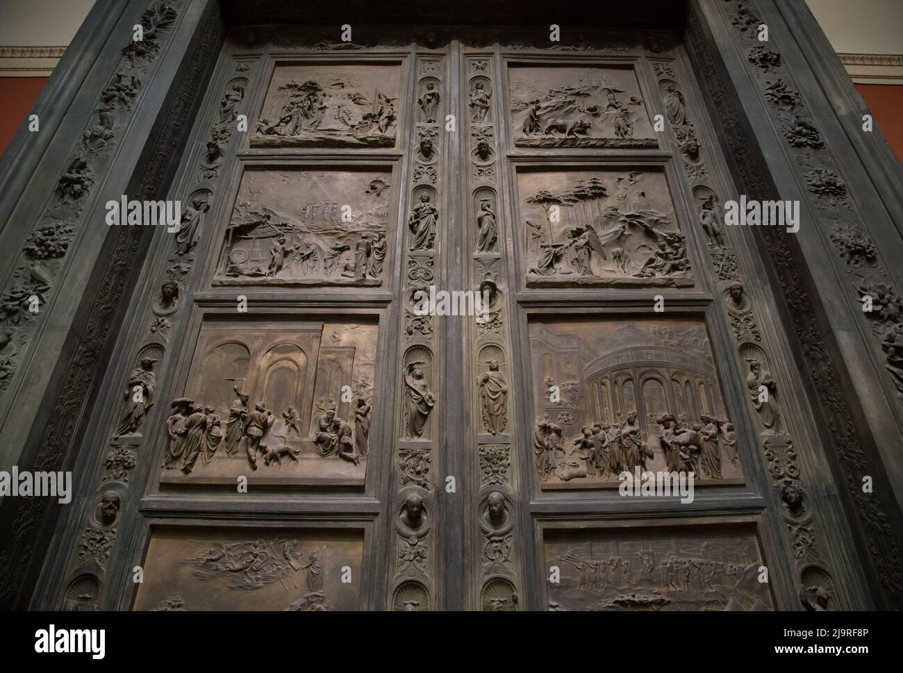 portes en fer forgé avec poignée circulaire. Banque D'Images