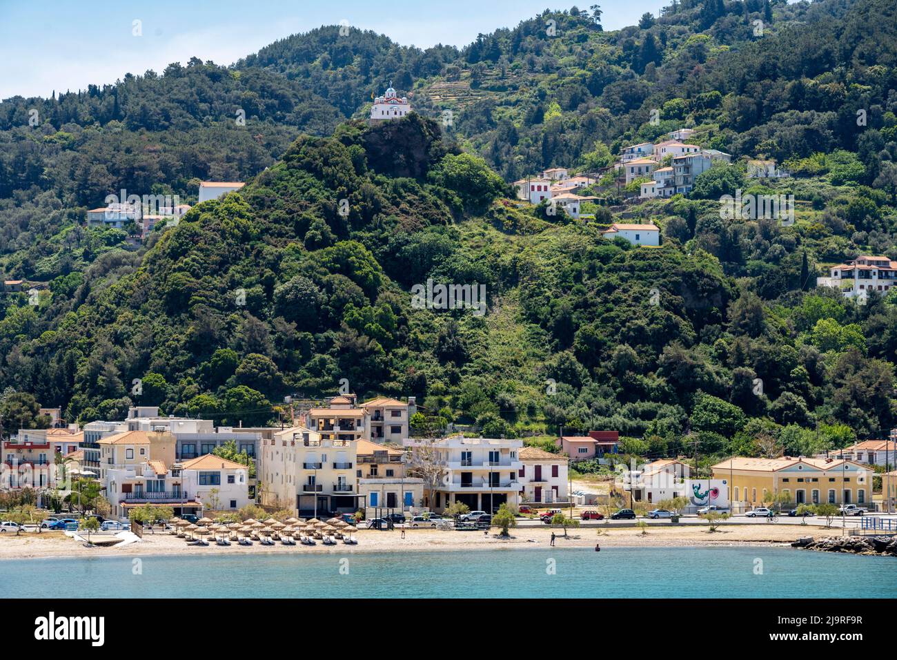 Griechenland, Insel Samos, Karlovasi (Karlovassi), Limani Karlovasiou, Strand beim Fährhafen und Blick auf Alonaki, den 'Lykabettus Karlovasi' im Orts Banque D'Images