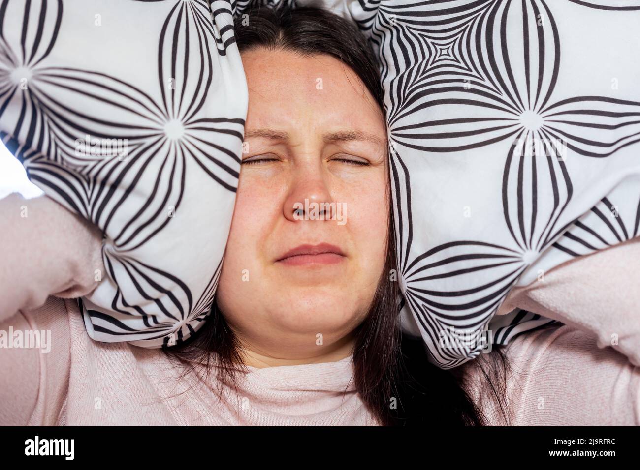 La jeune femme a un mal de tête de stress de migraine ou acouphène -  sifflement de bruit dans ses oreilles Photo Stock - Alamy