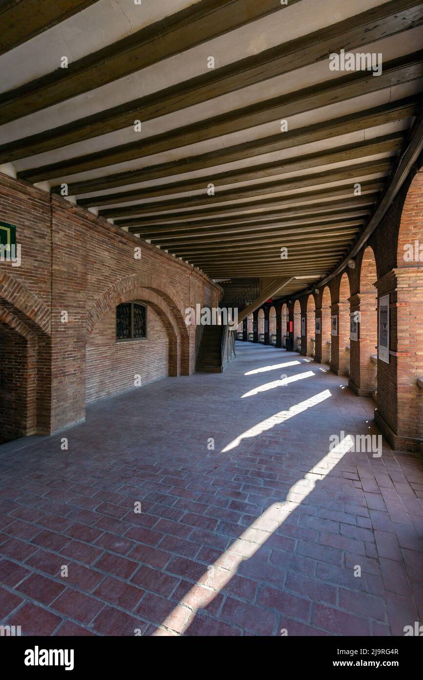 Valence, Espagne - 05 06 2022: Plaza de Toros de Valencia Arena à Valence, Espagne, un jour ensoleillé de printemps. Banque D'Images