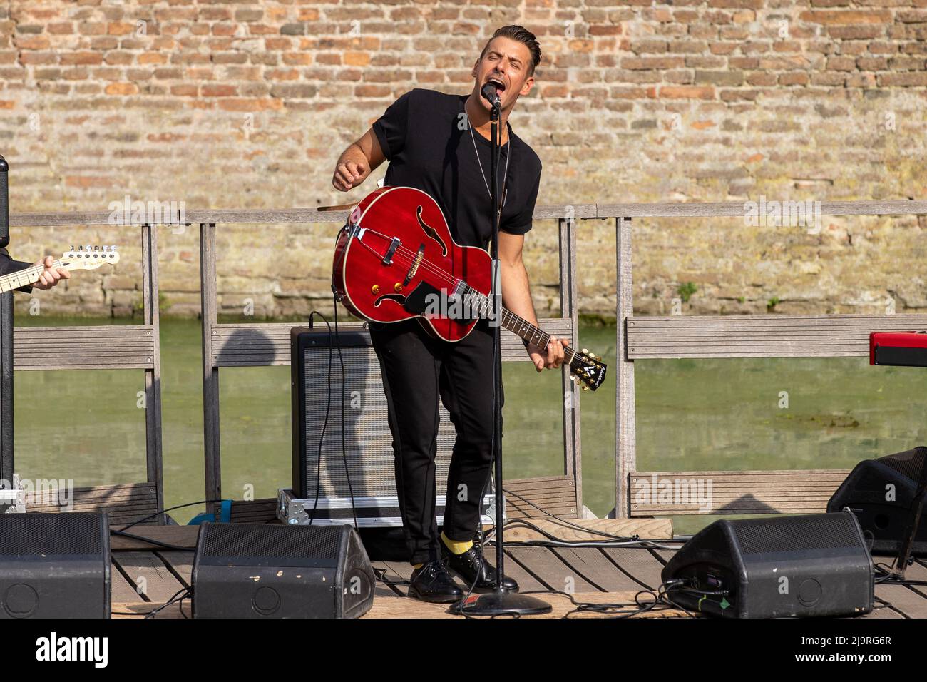 Ferrara, 24 mai 2022. Le nouveau tournage vidéo musical de Francesco Gabbani dans l'ancien douve du château d'Estense à Ferrara, en Italie. Credit: Filippo Rubin / Alamy Live News Banque D'Images