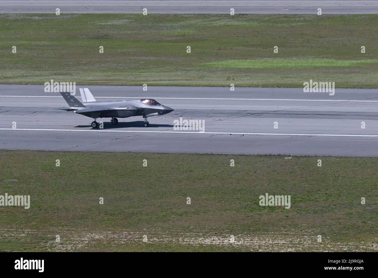Un F-35 Lightning II débarque sur la piste le 21 avril 2022, à la base aérienne d'Eglin, en Floride. L'avion était l'un des deux arrivant à Eglin. (É.-U. Photo de la Force aérienne prise par Airman Christian Corley) Banque D'Images