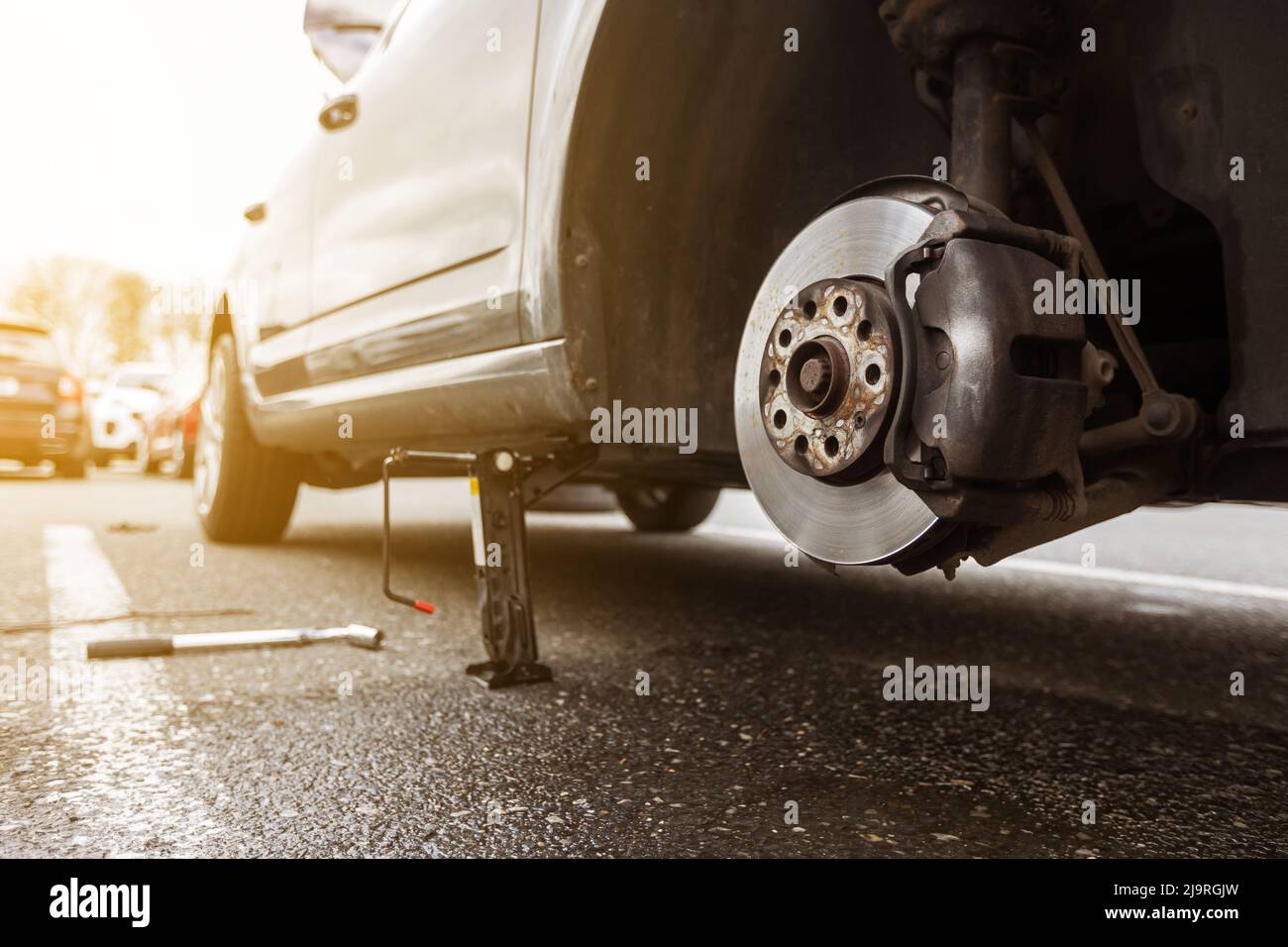 Processus de remplacement automatique de la roue de voiture après collision, concept automobile Banque D'Images