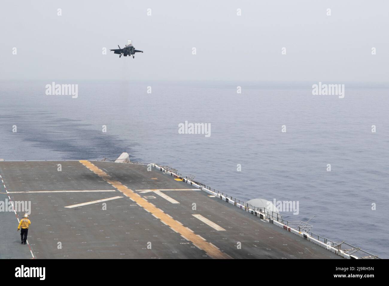 220524-N-IL330-1139 OCÉAN PACIFIQUE (le 24 mai 2022) – un F-35B Lightning II affecté à l'escadron d'attaque de chasseurs maritimes (VMFA) 121 se prépare à atterrir sur le pont de vol du transporteur d'assaut amphibie USS Tripoli (LHA 7), le 24 mai 2022. Tripoli effectue des opérations de routine dans la flotte américaine 7th. (É.-U. Photo de la marine par le spécialiste des communications de masse, le marin Austyn Riley) Banque D'Images