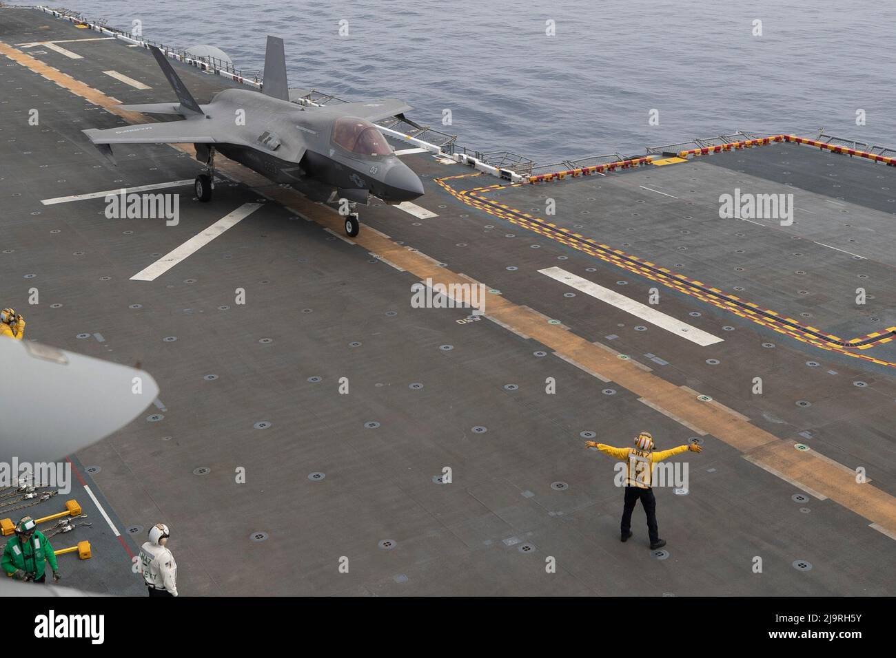 220524-N-IL330-1103 OCÉAN PACIFIQUE (le 24 mai 2022) – un F-35B Lightning II affecté à l'escadron d'attaque de chasseurs maritimes (VMFA) 121 se prépare à lancer à partir du pont de vol du transporteur d'assaut amphibie USS Tripoli (LHA 7), le 24 mai 2022. Tripoli effectue des opérations de routine dans la flotte américaine 7th. (É.-U. Photo de la marine par le spécialiste des communications de masse, le marin Austyn Riley) Banque D'Images