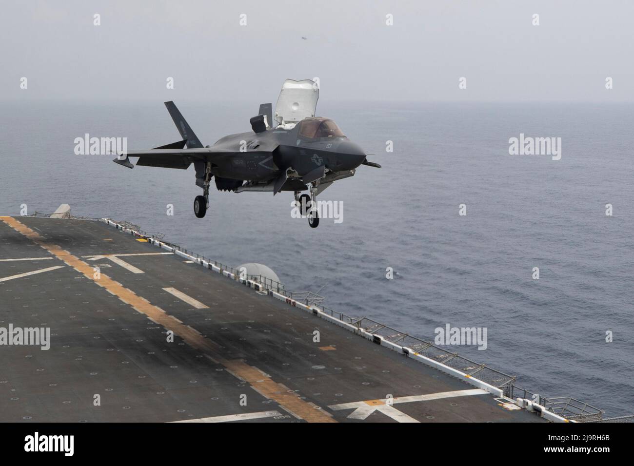 220524-N-IL330-1065 OCÉAN PACIFIQUE (le 24 mai 2022) – un F-35B Lightning II affecté à l'escadron d'attaque de chasseurs maritimes (VMFA) 121 atterrit sur le pont de vol du porte-avions amphibie USS Tripoli (LHA 7), le 24 mai 2022. Tripoli effectue des opérations de routine dans la flotte américaine 7th. (É.-U. Photo de la marine par le spécialiste des communications de masse, le marin Austyn Riley) Banque D'Images