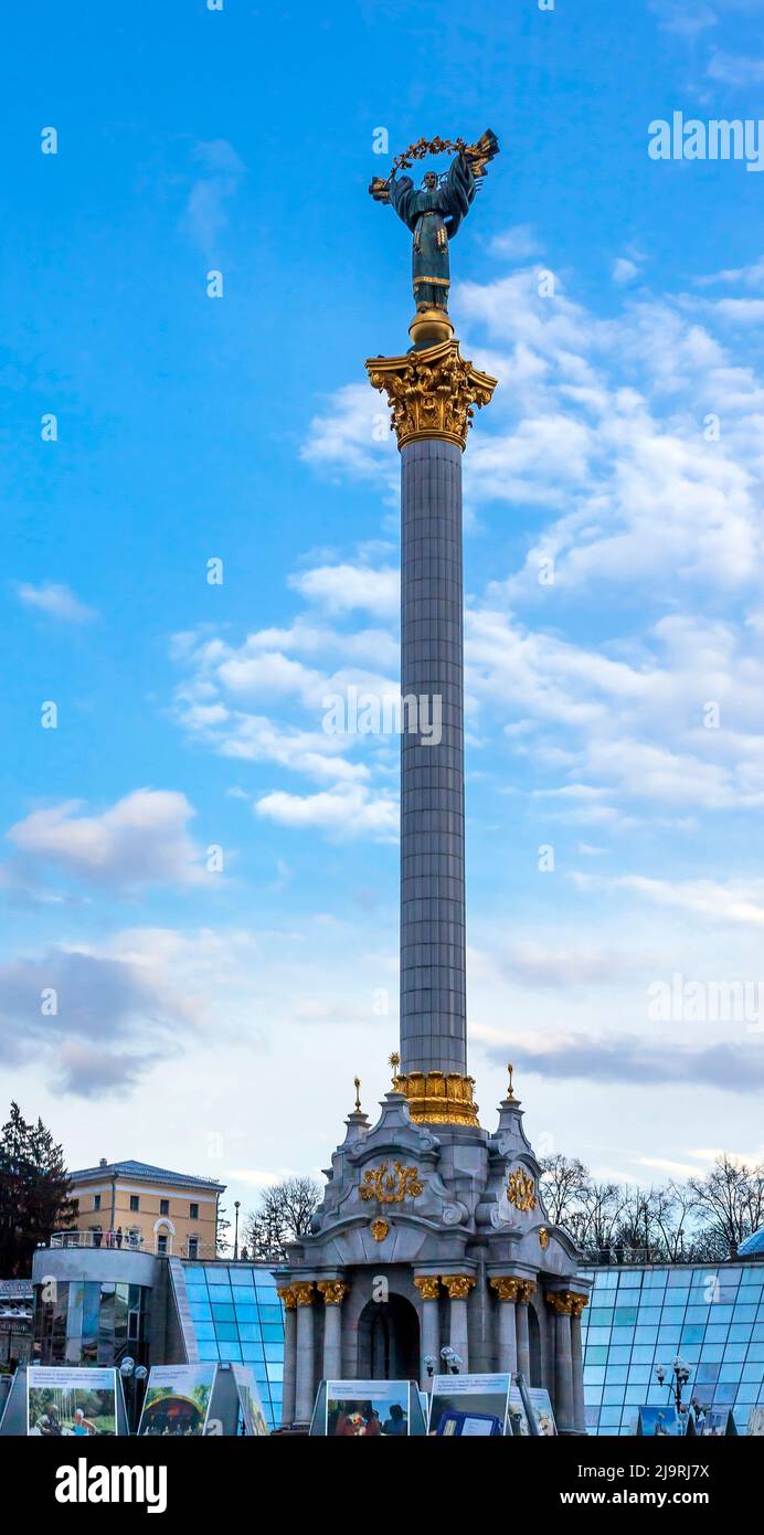 Monument de l'indépendance, Révolution orange, place Maïdan, Kiev, Ukraine. Écriteaux commémoratifs pour les personnes tuées à Maidan Banque D'Images