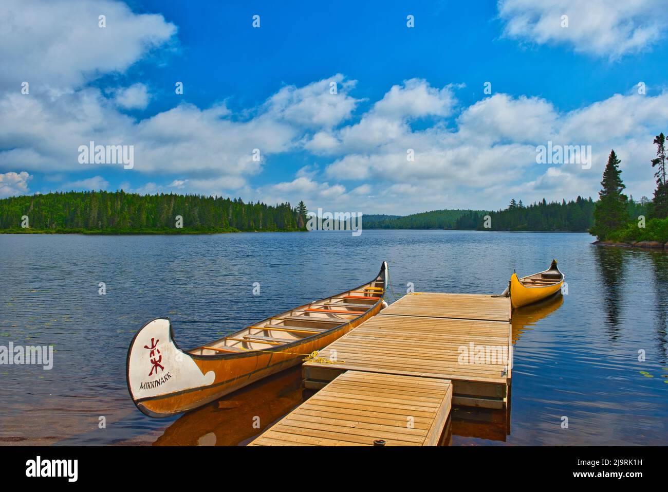 Canada, Québec, Parc national de la Mauricie. Canoë et quai sur le lac du fou. Banque D'Images