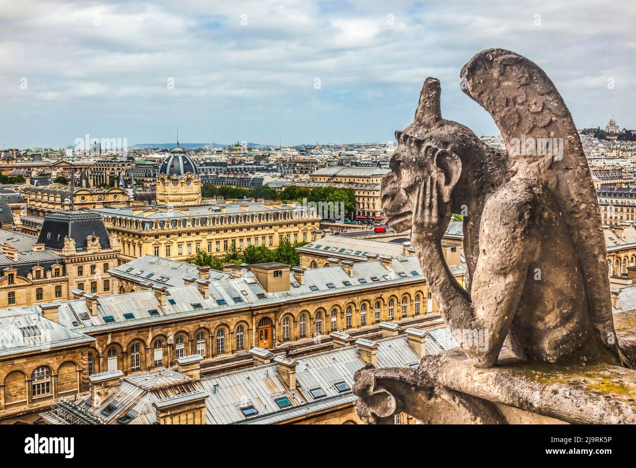 Gargoyle, notre Dame, Montmartre, Paris, France. Gargoyle est utilisé comme un bec verseur d'eau pour évacuer l'eau du toit. (Usage éditorial uniquement) Banque D'Images