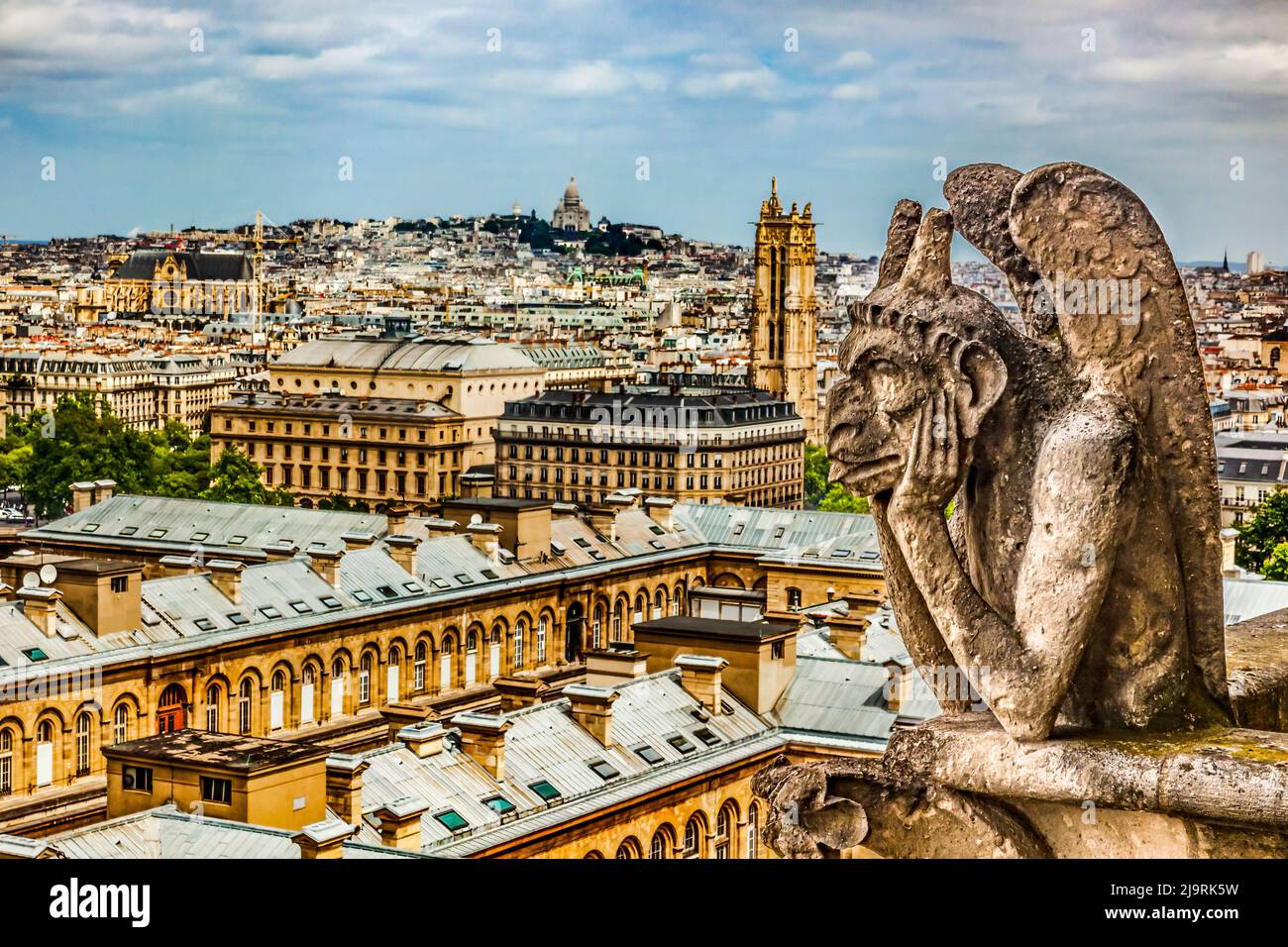 Gargoyle, notre Dame, Montmartre, Paris, France. Gargoyle est utilisé comme un bec verseur d'eau pour évacuer l'eau du toit. (Usage éditorial uniquement) Banque D'Images