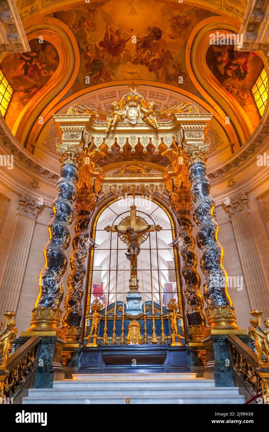 Croix d'Or, les Invalides, Paris, France. Église créée en 1670. Les Invalides sont devenus un musée militaire avec des tombeaux de personnages militaires célèbres, dont Napo Banque D'Images