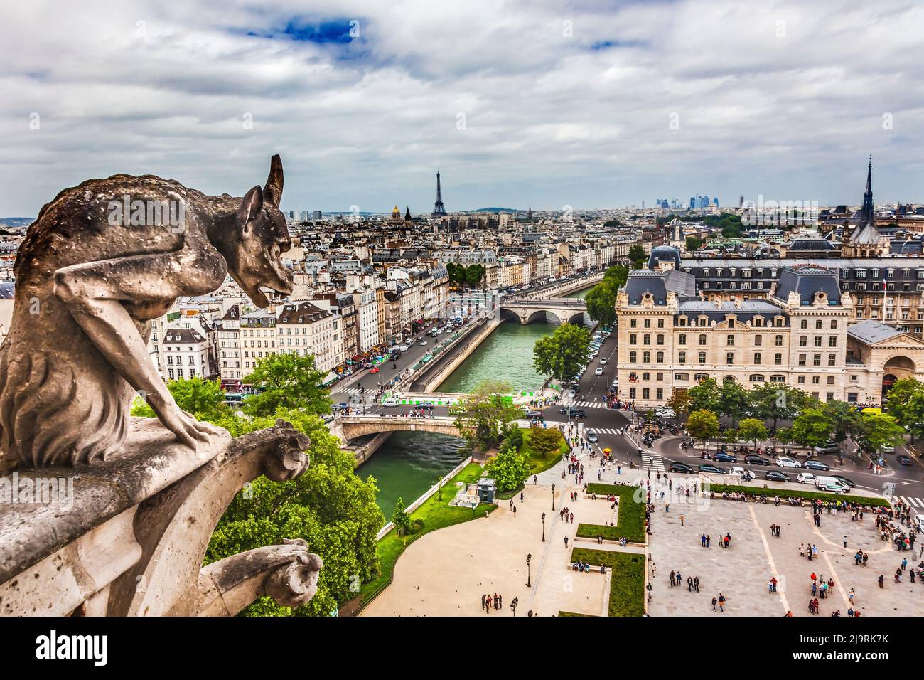 Gargoyle, notre Dame, Paris, France. Gargoyle est utilisé comme un bec verseur d'eau pour évacuer l'eau du toit. (Usage éditorial uniquement) Banque D'Images