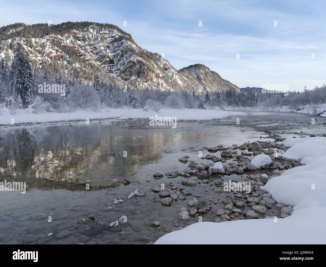 Rivière Isar près du réservoir de Sylvenstein près du village dans la chaîne de montagnes de Karwendel en hiver. Allemagne, haute-Bavière Banque D'Images