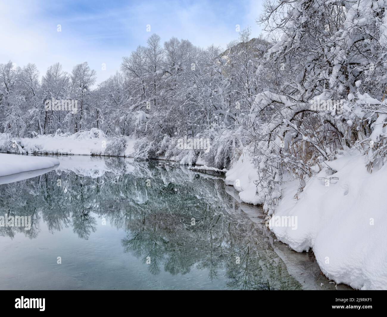 Rivière Isar près du réservoir de Sylvenstein près du village dans la chaîne de montagnes de Karwendel en hiver. Allemagne, haute-Bavière Banque D'Images