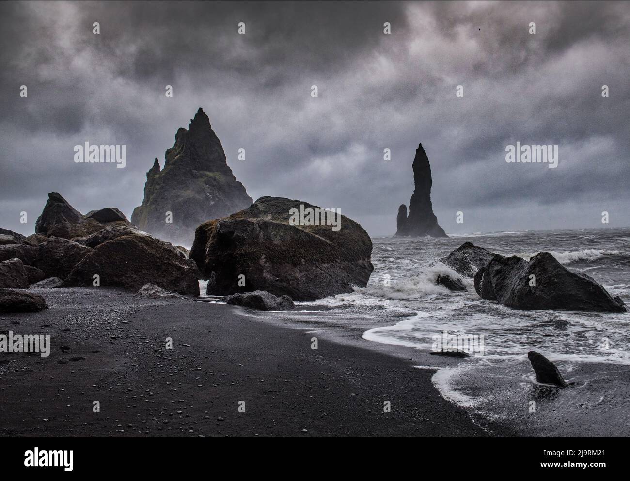 Côte sud de l'Islande à Reynisfjara, plage de sable noir Banque D'Images