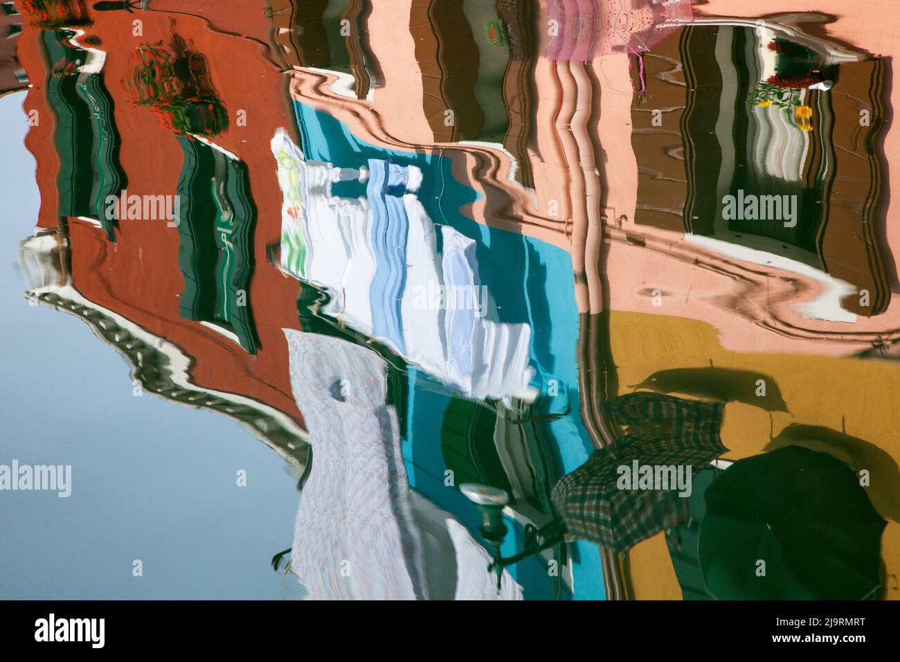 Italie, Venise, île de Burano. Maisons multicolores reflétées dans l'eau. Banque D'Images
