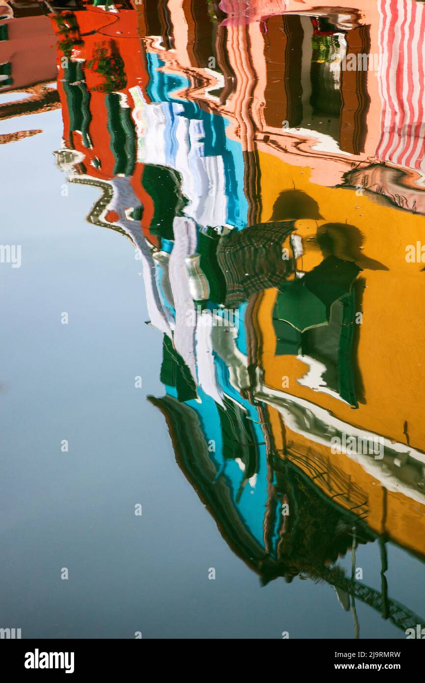 Italie, Venise, île de Burano. Maisons multicolores reflétées dans l'eau. Banque D'Images