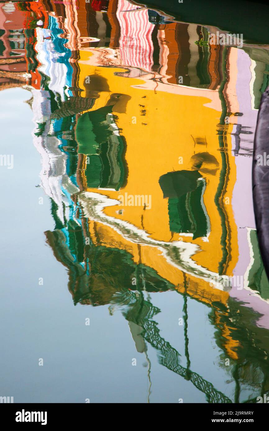 Italie, Venise, île de Burano. Maisons multicolores reflétées dans l'eau. Banque D'Images