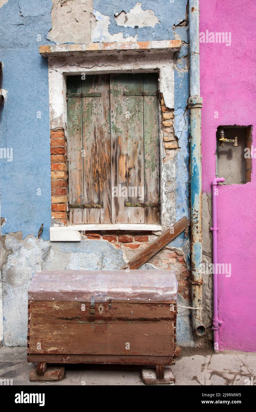 Italie, Venise, île de Burano. Vieux quartier sur l'île de Burano. Banque D'Images