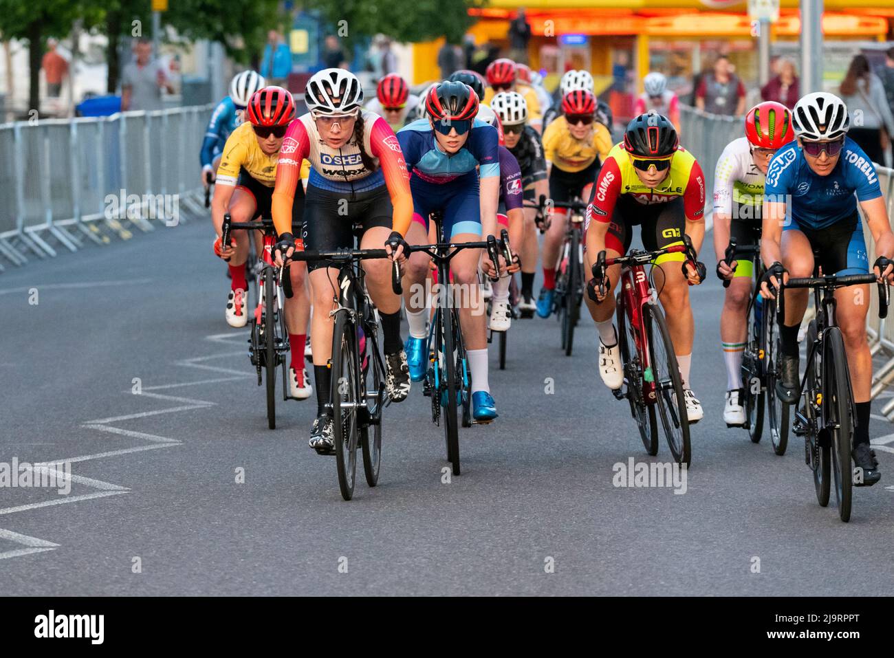 Courses de cyclistes féminins dans la série Sportsbreaks Tour course cycliste féminine 5 à Clacton on Sea, Essex, Royaume-Uni. Courses de rue critérium. Pack Banque D'Images