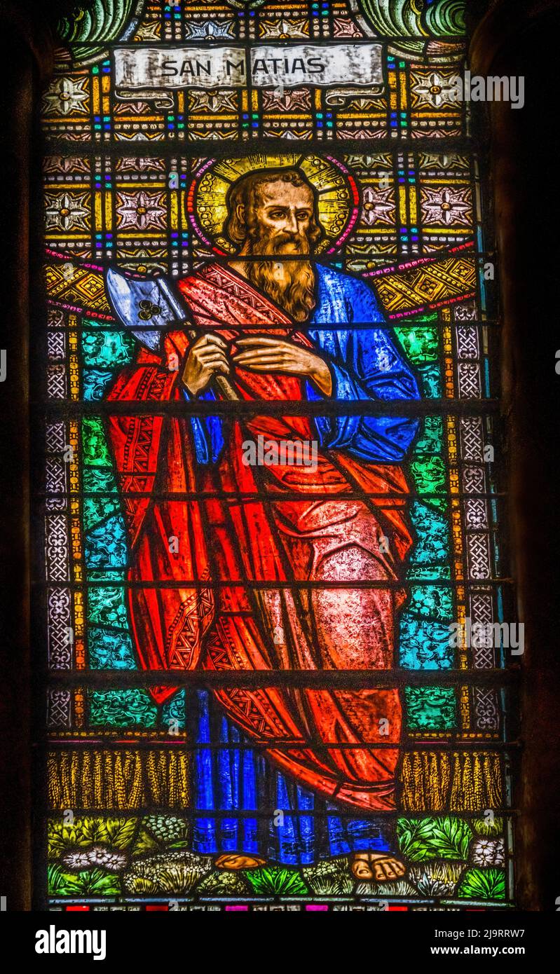 Vitraux de Saint Matthias, Sanctuaire Maria Auxiliadora, Punta Arenas, Chili. Saint Matthias était le disciple choisi pour remplacer Judas. AX est le sy Banque D'Images