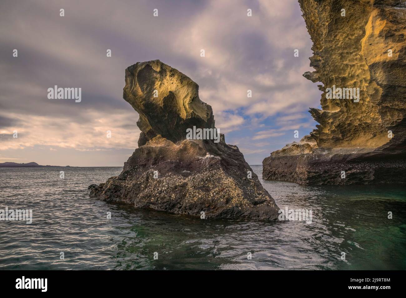 Formation de roches au large de l'île Bartholomew, îles Galapagos, Équateur. Banque D'Images
