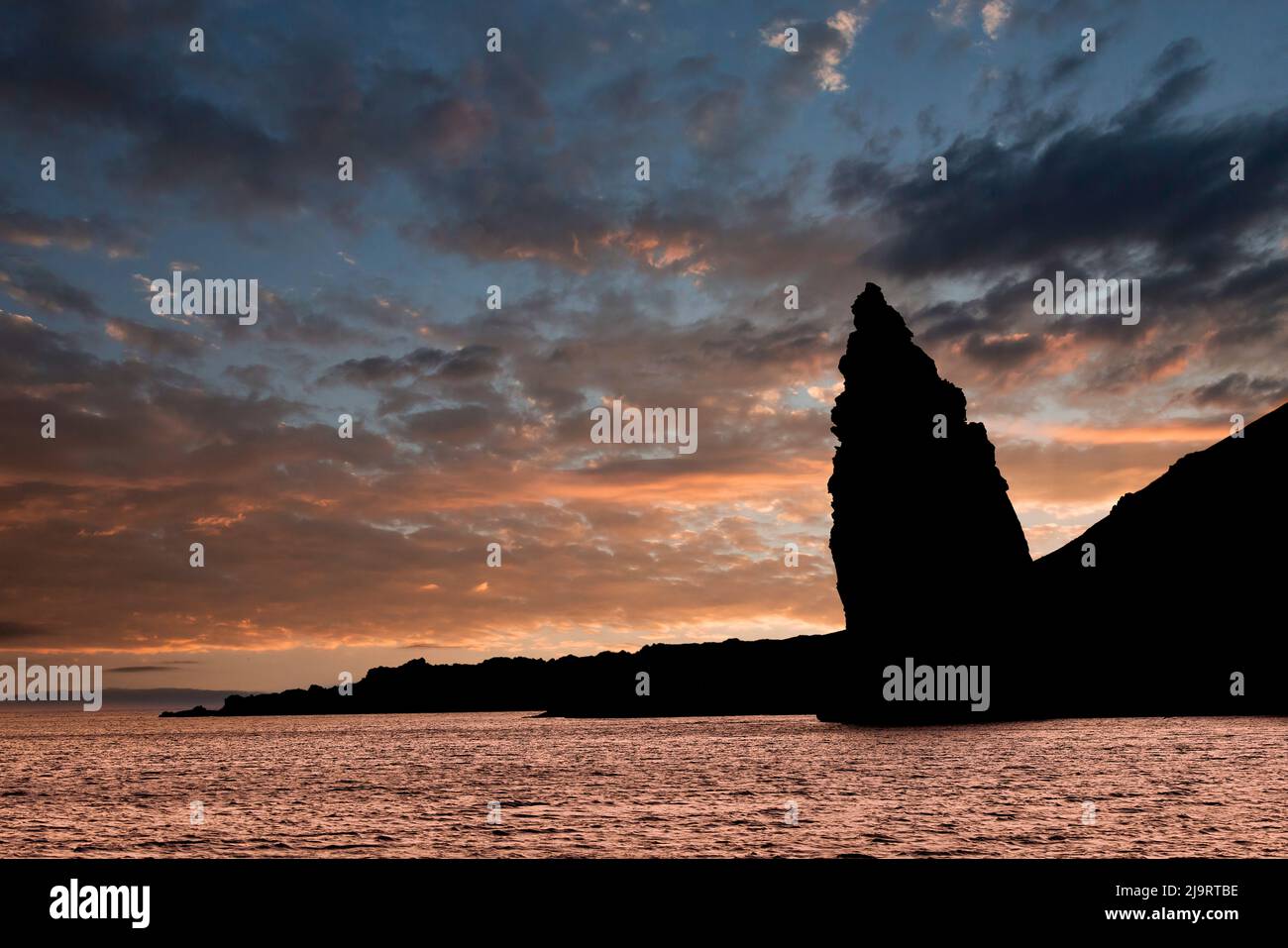 Pinnacle Rock au coucher du soleil, île Bartholomew, îles Galapagos, Équateur. Banque D'Images