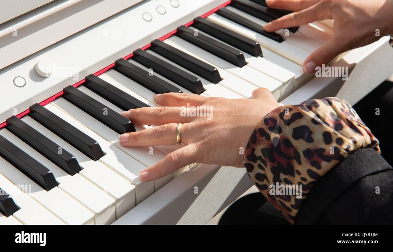 Mains d'une artiste féminine jouant du piano. Femme pianiste faisant de la  musique avec piano Photo Stock - Alamy