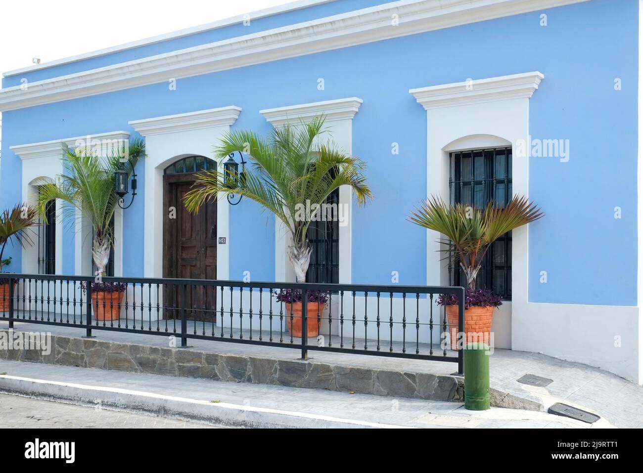 Todos Santos, Mexique. Façade bleue et blanche avec palmiers en pot. (Usage éditorial uniquement) Banque D'Images