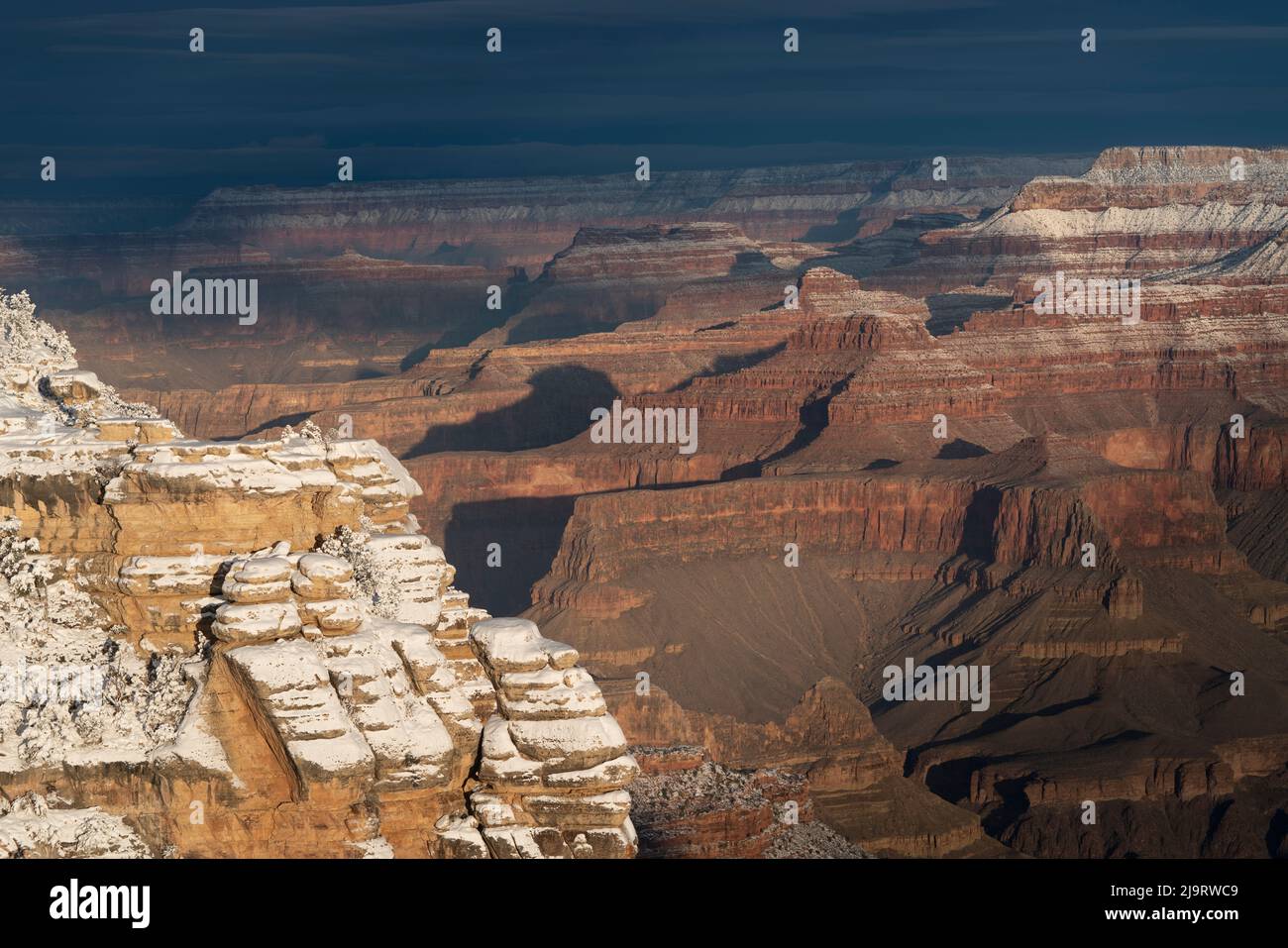 États-Unis, Arizona, parc national du Grand Canyon. Tempête de neige au-dessus du canyon. Banque D'Images