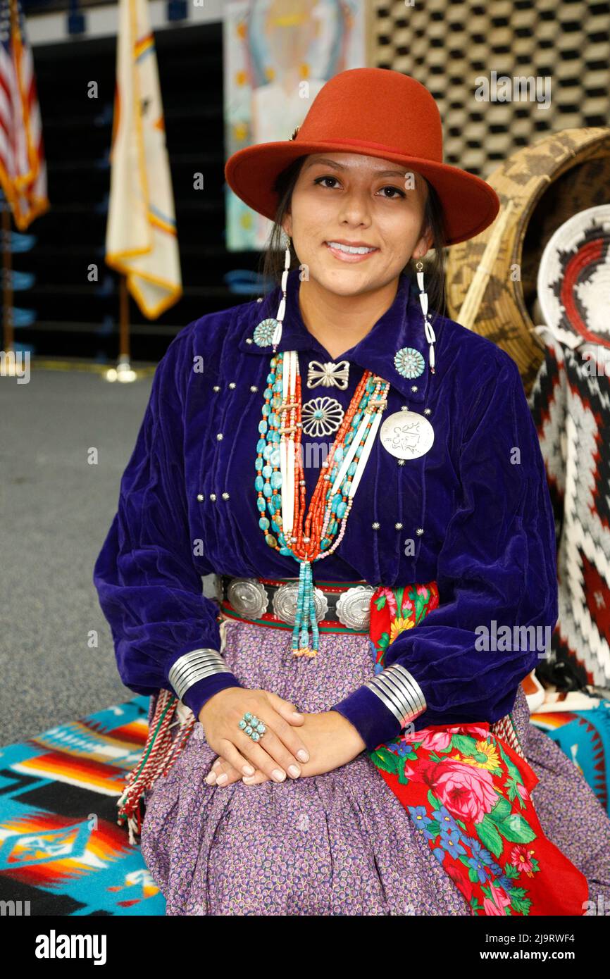Window Rock, Arizona, États-Unis. Foire de la nation Navajo. Jeune femme portant des vêtements de style traditionnel et des bijoux. (Usage éditorial uniquement) Banque D'Images
