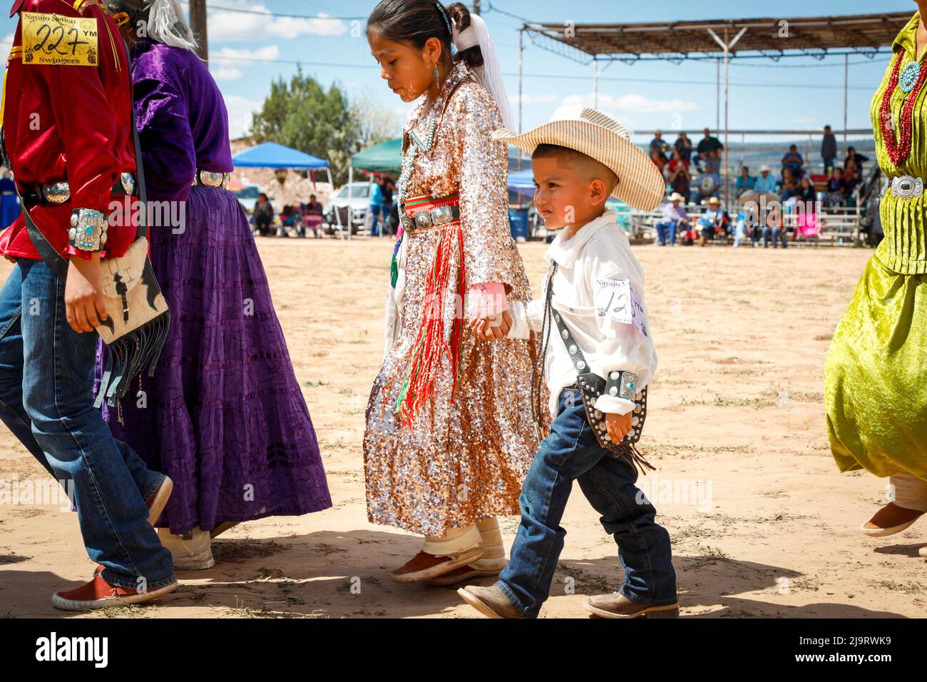 Window Rock, Arizona, États-Unis. Foire de la nation Navajo. Fille et garçon en vêtements traditionnels. (Usage éditorial uniquement) Banque D'Images