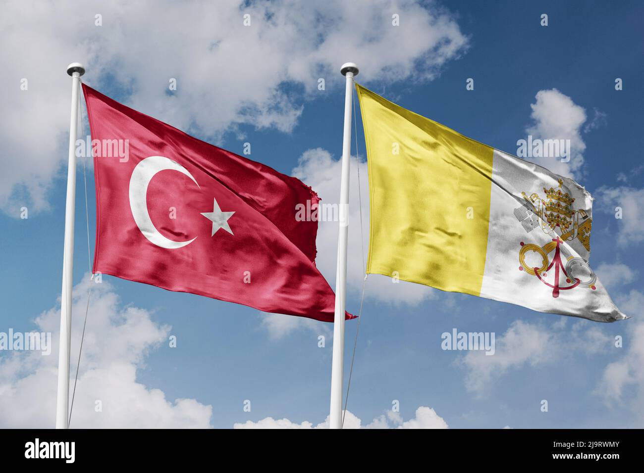 La Turquie et la Cité du Vatican Saint Voir deux drapeaux sur les mâts et ciel bleu ciel nuageux Banque D'Images