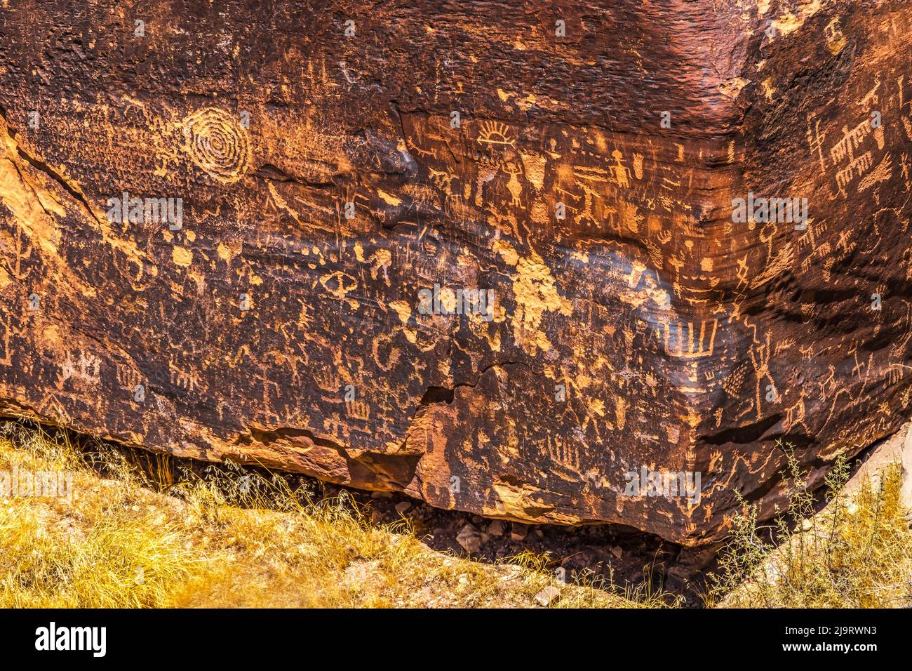 Pétroglyphes indiens, journal Rock, parc national de Petrified Forest, Arizona. Symboles anciens créés entre 1499 BC et 1000 AD rayés sur le rocher Banque D'Images