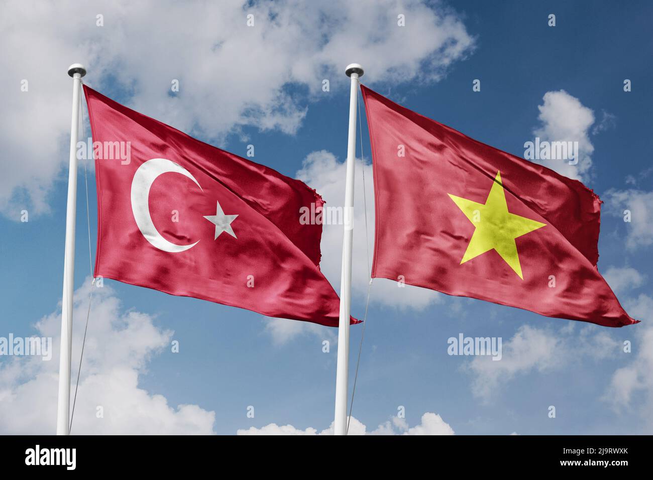 Turquie et Vietnam deux drapeaux sur les mâts de drapeaux et fond bleu ciel nuageux Banque D'Images
