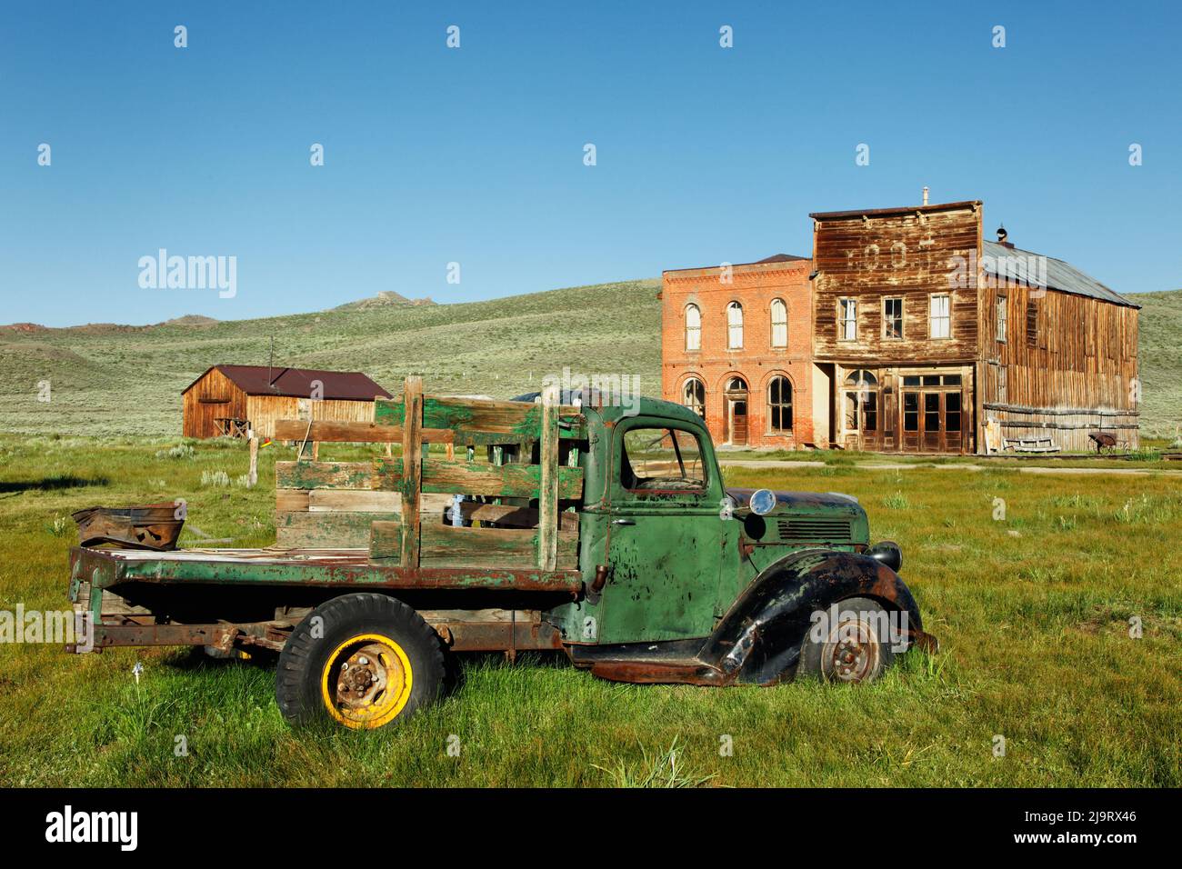 Vieux camion vert dans la ville fantôme de l'Ouest, parc historique de l'État de Bodie, Californie Banque D'Images