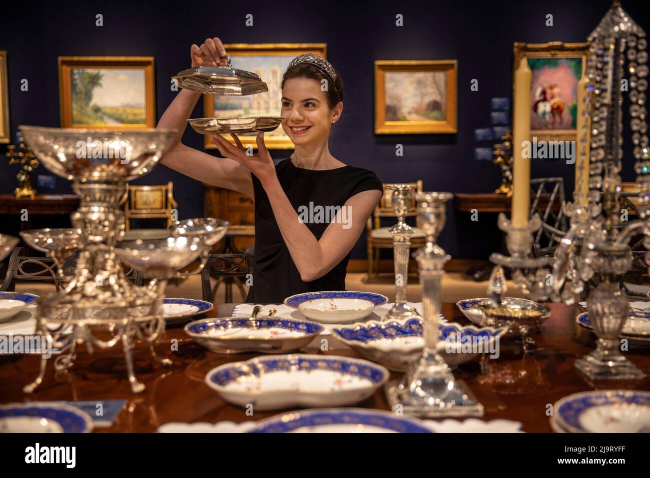 Christies Collection du Seigneur et du Lday Swaythling spectacles de photos Michaela Suhl, spécialiste des bijoux parmi certains des meubles anciens. Banque D'Images