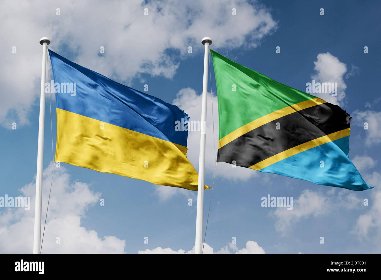 Ukraine et Tanzanie deux drapeaux sur les mâts de drapeaux et bleu nuageux fond ciel Banque D'Images