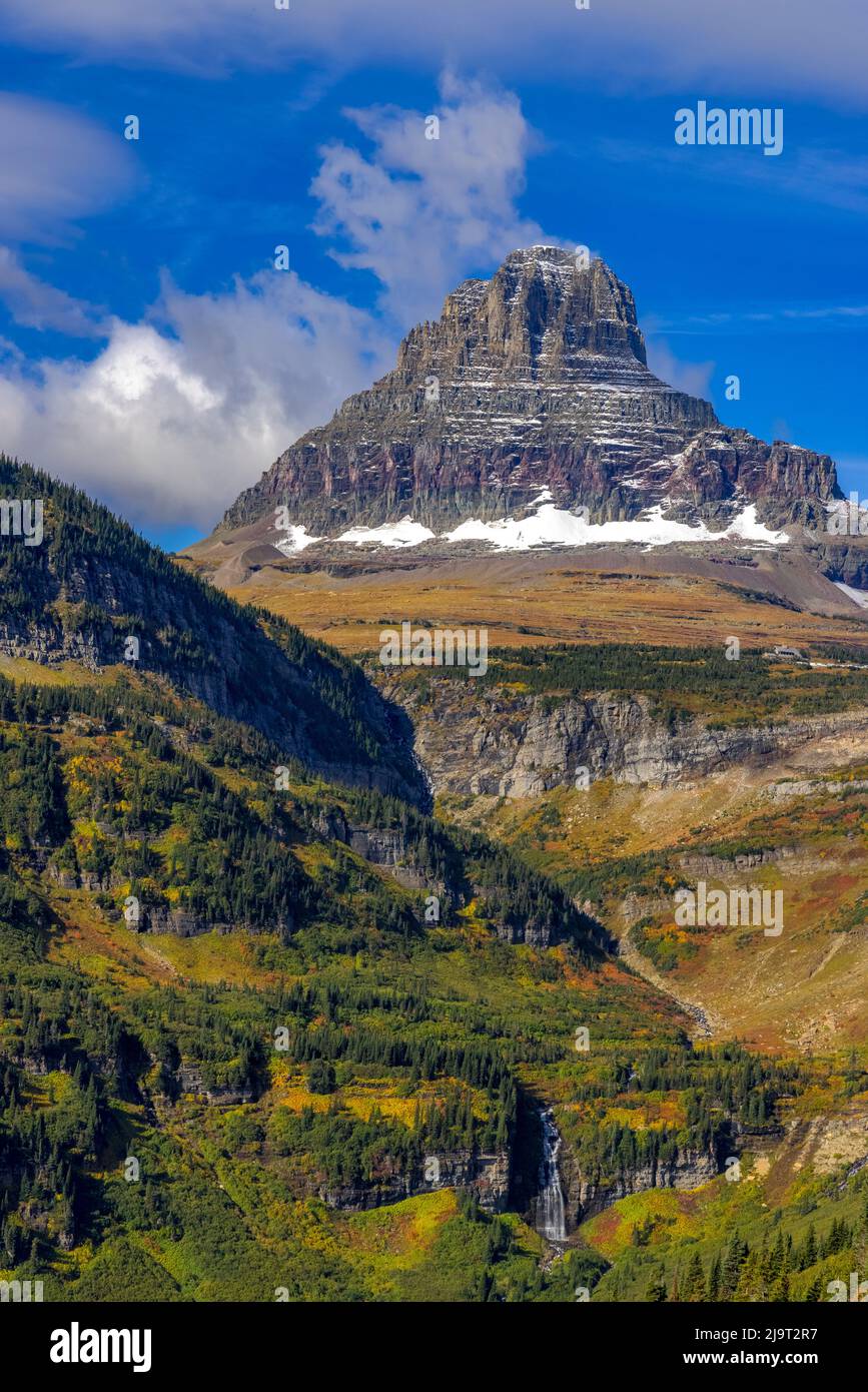 Clements Mountain et Reynolds Creek Falls en automne, parc national des Glaciers, Montana, États-Unis Banque D'Images