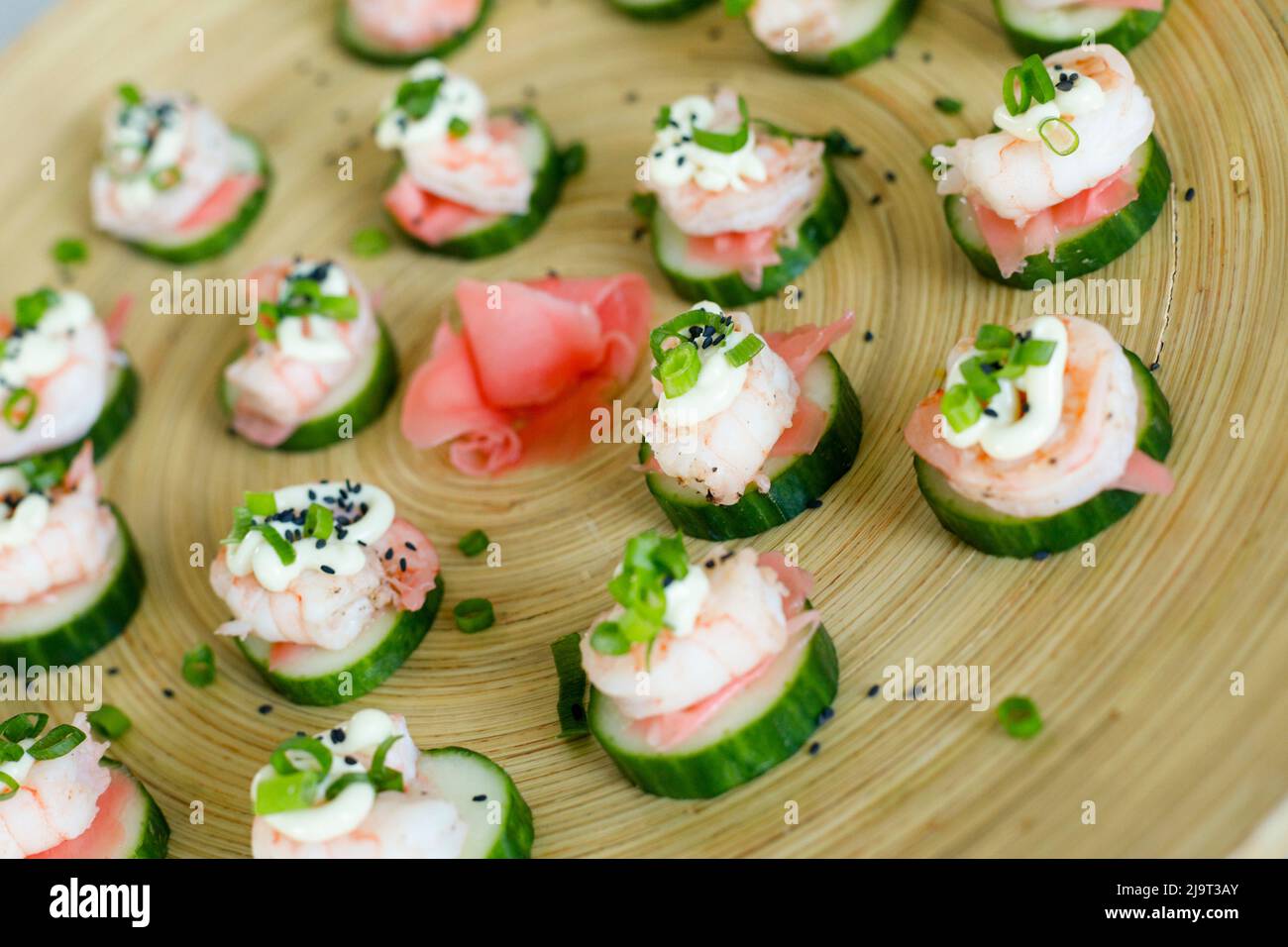 Sushi sur un plateau. Banque D'Images