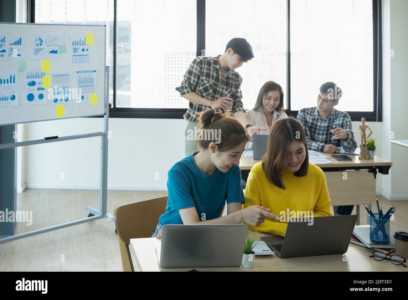 Une équipe créative travaillant ensemble dans un bureau moderne et lumineux. Banque D'Images