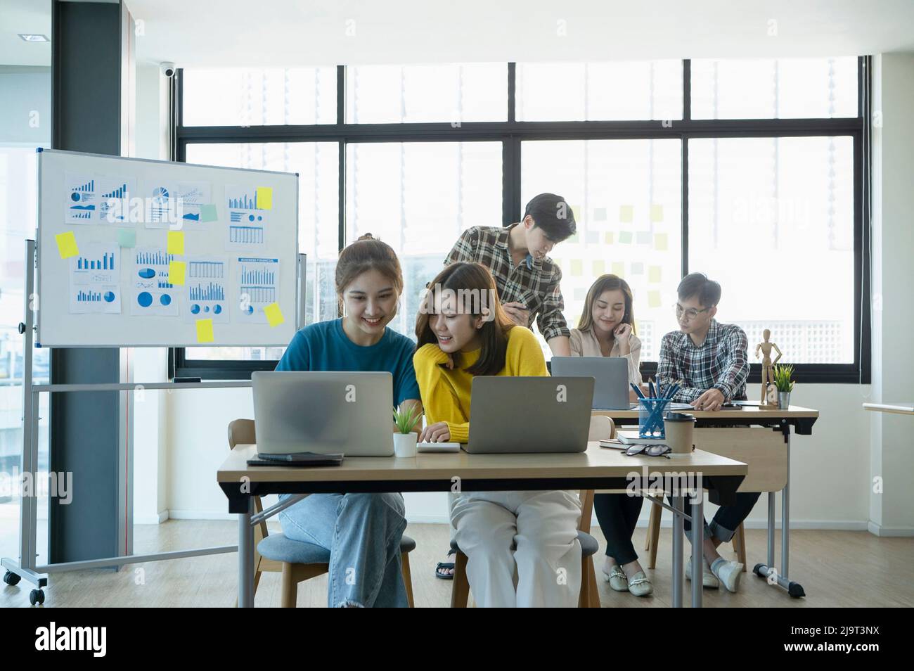 Équipe de créateurs collaborant sur leur nouveau projet dans un bureau moderne. Banque D'Images