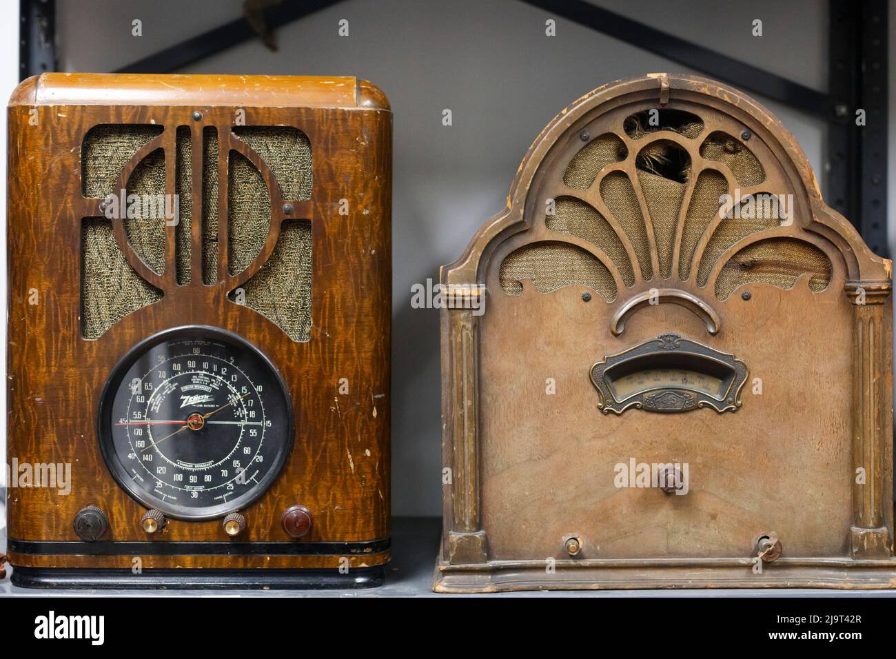 Radios anciennes, dont une de Zenith. (Usage éditorial uniquement) Banque D'Images