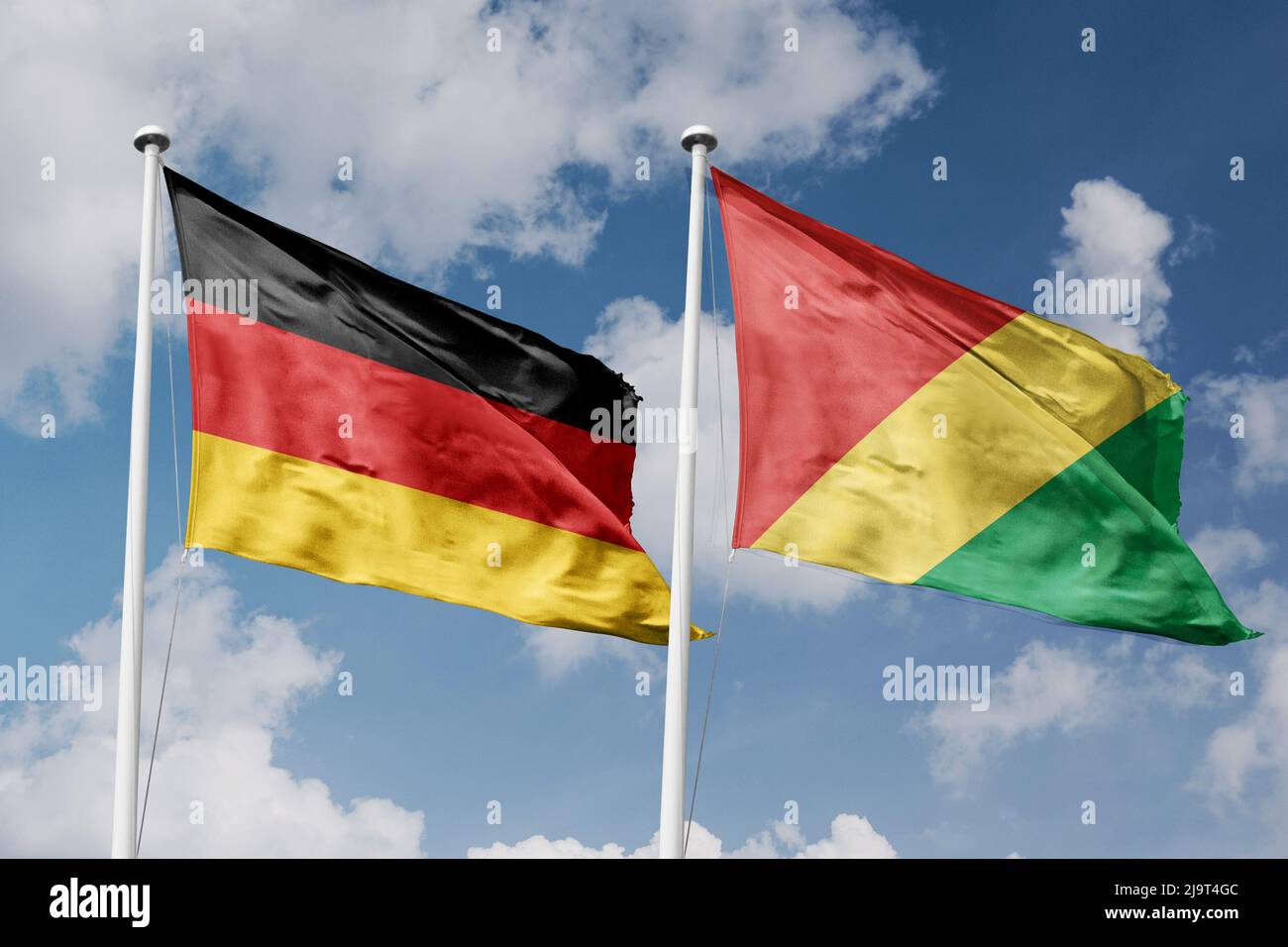 Allemagne et République du Congo deux drapeaux sur les mâts et fond bleu ciel nuageux Banque D'Images